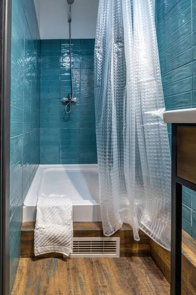 带壁挂式淋浴器的角落淋浴房水龙头和淋浴器 — 图库照片