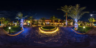 Eksiksiz küresel gece hdr. 360 panorama seçkin otellerde palmiye ağaçları ve neon ışıkları ile Kızıldeniz kıyılarında eşit dikdörtgen projeksiyonla. VR kavramı