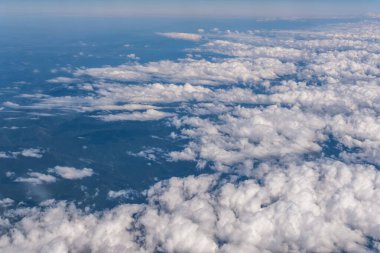 Büyük beyaz çizgili bulutlu mavi gökyüzü arkaplanı. Mavi gökyüzü panoraması gökyüzü değişimi için kullanılabilir, uçaktan bulutlara kadar manzara 