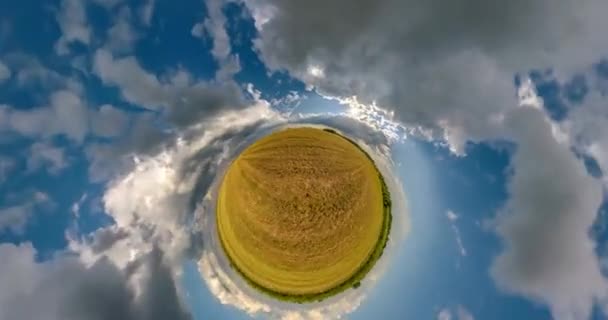 Rápida Rotação Espiral Abstrata Esfera Amarela Gira Dentro Céu Azul — Vídeo de Stock