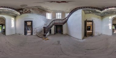 Terk edilmiş boş beton oda ya da merdivenleri olmayan eski bina tam dikdörtgen projeksiyonlu 360 hdri panorama, hazır AR VR sanal gerçeklik içeriği