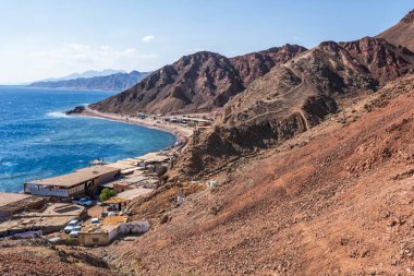 Panorama manzarası dağların yüksekliğinden kızıl denize kadar uzanır. 