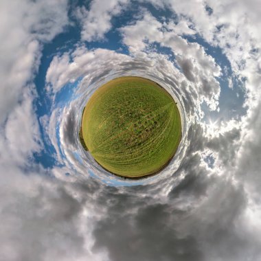 Mavi gökyüzünde güzel bulutları olan küçük yeşil bir gezegen. Küresel panoramanın 360 derece dönüşümü. Küresel soyut hava görüntüsü. Uzayın eğriliği.