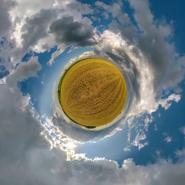 Žlutá Planeta Modré Obloze Krásnými Mraky Transformace Sférického Panoramatu 360 — Stock fotografie