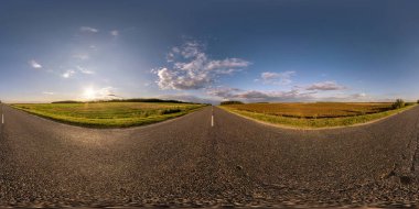 Tam dikişsiz küresel hdr panorama 360 derece açıyla asfalt yolda yaz akşamı günbatımında tarlalar arasında. Eşkenar dörtgen yansıtmalı muhteşem bulutlar, sanal gerçekliğe hazır.
