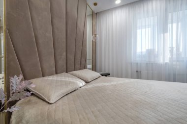 Stüdyo dairelerdeki modern lüks yatak odasının içinde. 