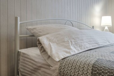 Stüdyo dairelerdeki modern lüks yatak odasının içinde. 