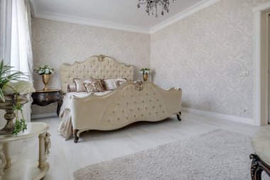 Stüdyo dairelerdeki modern lüks yatak odasının içinde. 