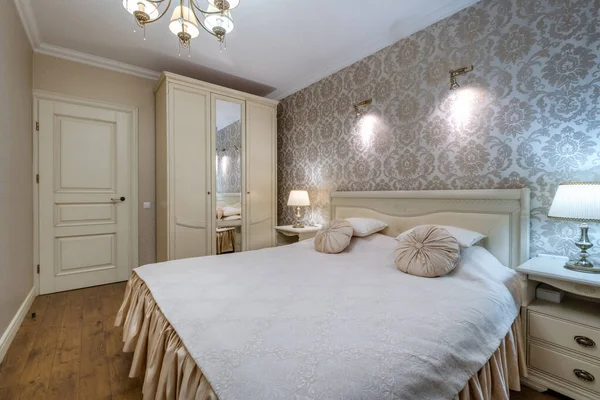 Stüdyo dairelerdeki modern lüks yatak odasının içinde. 