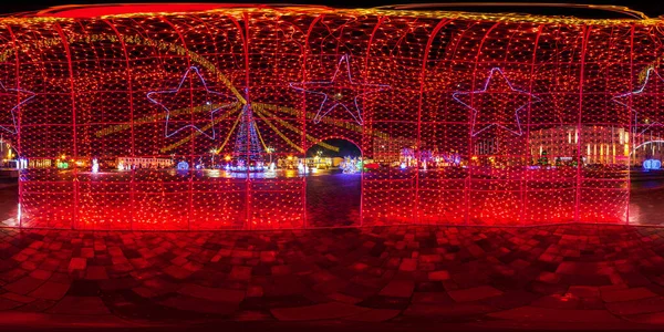 360 Küresel Gece Şehir Meydanında Kırmızı Fenerler Eşdikdörtgensiz Projeksiyonla Şenlikli — Stok fotoğraf