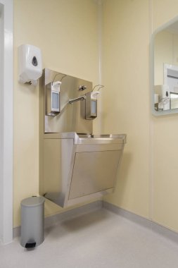 Dirsek sabunu ve antiseptik önleyici ya da el dezenfeksiyonu için monte edilmiş dezenfektan duvarı ve musluk musluğu musluğu musluğu musluğu ya da klinik
