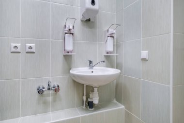 Dirsek sabunu ve antiseptik önleyici ya da el dezenfeksiyonu için monte edilmiş dezenfektan duvarı ve musluk musluğu musluğu musluğu musluğu ya da klinik