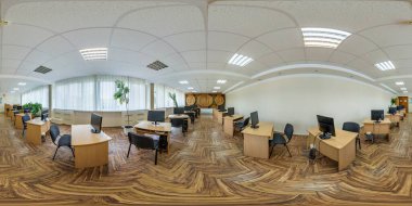 MINSK, BELARUS - HAZİRAN 2021: hdr 360 panorama iç mimari modern sınıf, kütüphane veya konferans salonu tam küresel 360 derece eşdikdörtgen projeksiyonlu bilgisayarlar. VR içeriği