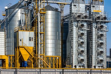 Tarım ambarı ambar asansörü kış günü karlı arazide. Tarımsal ürünlerin, unun, mısır gevreğinin ve tahılın kurutma ve depolama işlemleri için tarım üretim tesisinde silolar. 