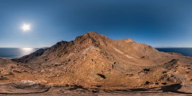 360 panorama hdr görünümü dağların yüksekliğinden mavi denize kadar pürüzsüz küresel eşdikdörtgen projeksiyon.