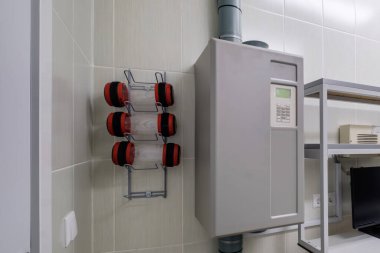 Modern klinikte hava tünelleri aracılığıyla analiz, uyuşturucu ve dokümanların hızlı işlevsel transferi için tasarlanmış boş pnömatik tüpler. 