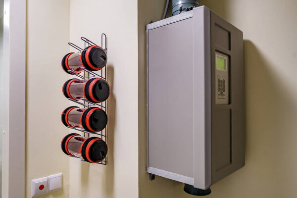 ряды пустых пневматических труб станции пересадки в современной клинике, предназначенных для оперативной оперативной передачи анализов, лекарств и документов через воздушные тоннели 