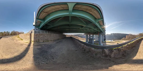 Hdri 360 Panorama Der Nähe Von Stahlrahmenkonstruktion Einer Riesigen Autobrücke — Stockfoto