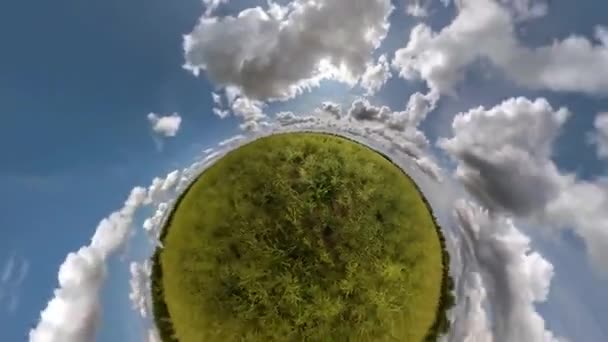 青い球や球に変身した小さな惑星の抽象的な回転 — ストック動画