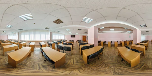 全天候全天候全天候全景360博士在现代空旷的教室 会议室和演讲厅等长方形投影 Vr内容 免版税图库图片