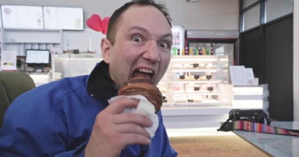 Hungrig Man Ett Kafé Äter Girigt Croissant — Stockvideo