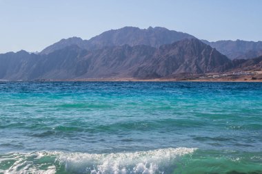 Panorama manzarası dağların yüksekliğinden kızıl denize kadar uzanır. 