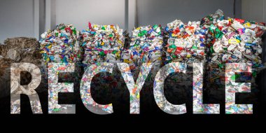 Atık işleme tesisinde plastik çöp balyaları. Çöp öğütme ve çöp ayıklama için çöpleri geri dönüştürüyorum. Büyük harf geri dönüşümü ile atık işleme işi.