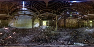 Terk edilmiş ahşap çürüyen hangar veya eski bina içinde 360 hdr panorama tam dikişsiz küresel hdri panorama eşdikdörtgen projeksiyon, AR VR sanal gerçeklik içeriği