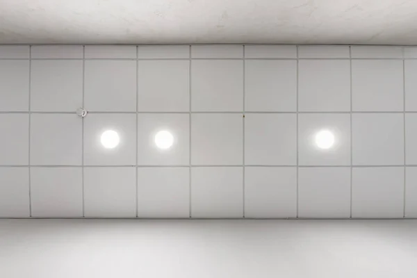 Cassete Tecto Falso Com Lâmpadas Redondas Halogéneo Manchas Construção Drywall — Fotografia de Stock