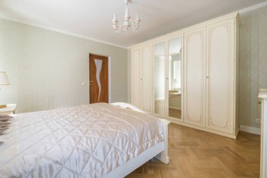 Stüdyo dairelerde açık renkli yastıklı modern lüks yatak odasının içinde.