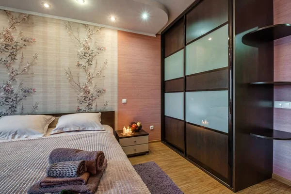 Interior Del Moderno Dormitorio Lujo Con Almohadas Cama Apartamentos Tipo —  Fotos de Stock