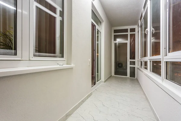 Langer Flur Inneren Der Eingangshalle Moderner Wohnungen Mit Türen Schränken — Stockfoto