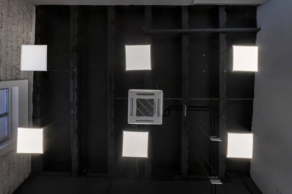 Подвесной Сетчатый Потолок Галогенными Пятнами Ламп Строительства Гипсокартона Пустой Комнате — стоковое фото