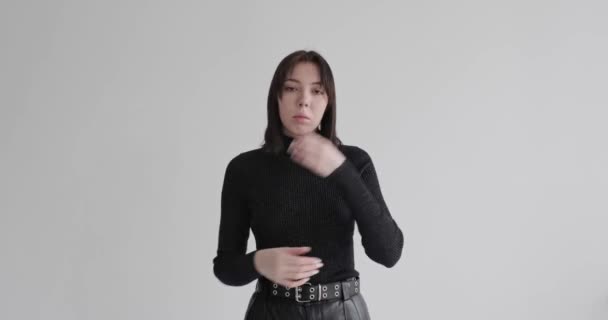 Mladá Dívka Černém Oblečení Bílém Pozadí Mává Rukama Ukazuje Něco — Stock video