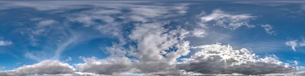 hdri 360 panorama do azul céu com cumulus nuvens com zênite dentro