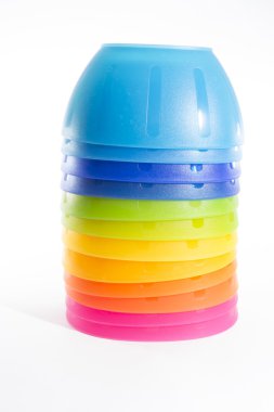 renkli plastik tabak sütun