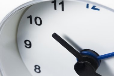 siyah numaraları ile beyaz saat