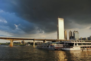 Gün batımında Han çete Nehri
