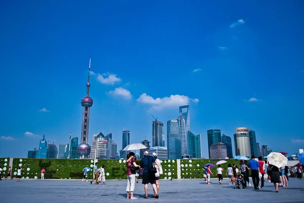 Pusat kota Shanghai dengan orang-orang — Stok Foto