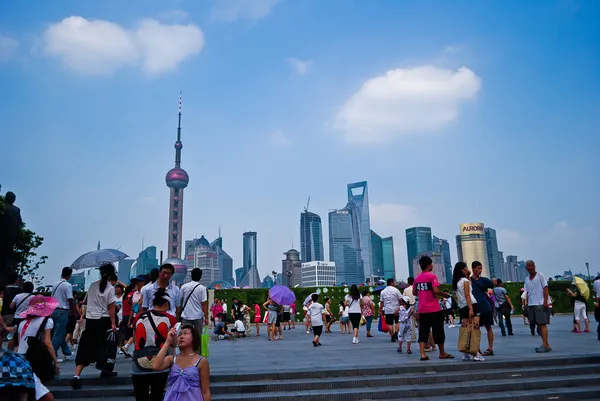 Musim panas Shanghai. Orang-orang di latar belakang pencakar langit — Stok Foto