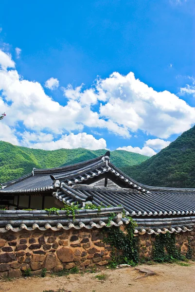 Korejský léto. chrám v lese — Stock fotografie