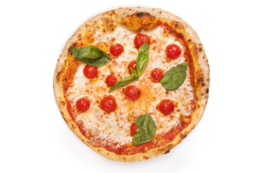 Top beyaz izole taze margarita pizza.