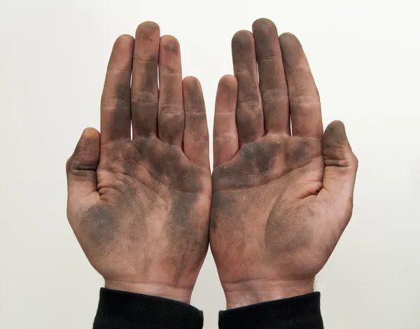 El hombre muestra sus sucias manos con las palmas hacia arriba aisladas en blanco . —  Fotos de Stock