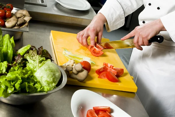 Chef preparando salada de corte de tomate — Fotografia de Stock