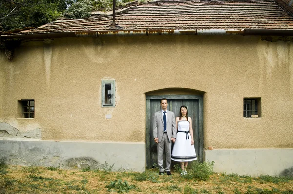 Couple standing on the door of a house. — Stock Photo, Image
