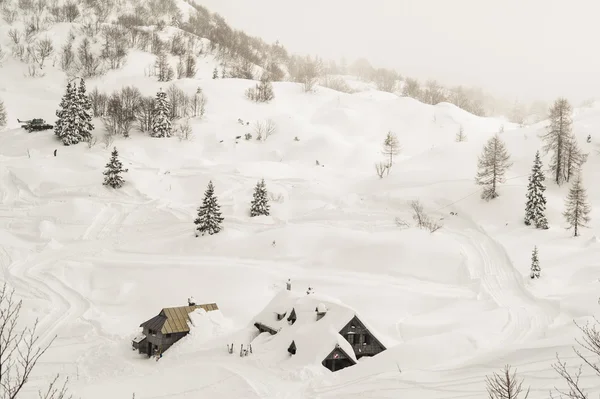 Winterlandschap met een houten hut in de bergen — Stockfoto