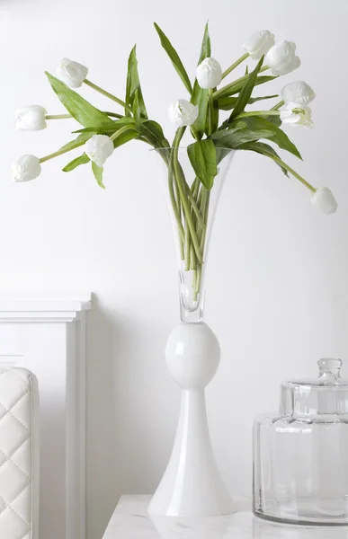 Bukiet białych tulipanów w szklanym wazonie. — Zdjęcie stockowe