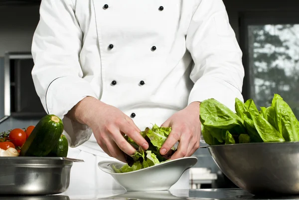 Chef preparare insalata — Foto Stock