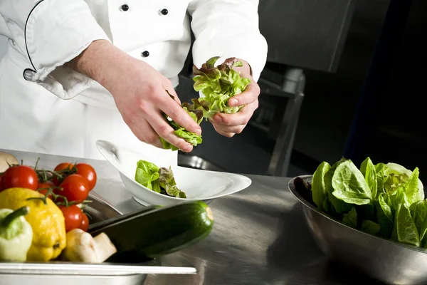 Chef-kok voorbereiding salade Stockfoto