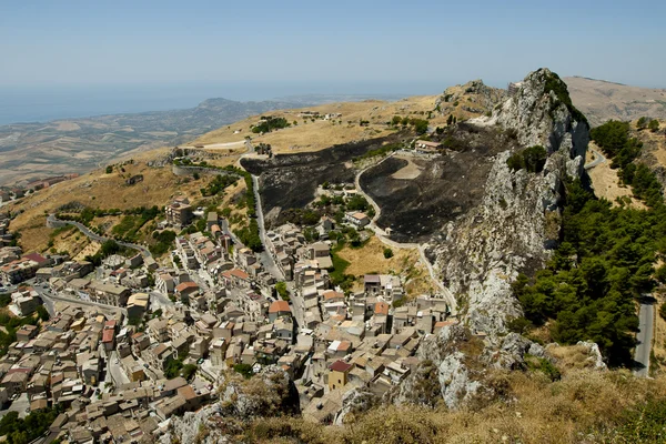 Sicilian country village landscape with rock. (Caltabellotta, Ag — Stock Photo, Image